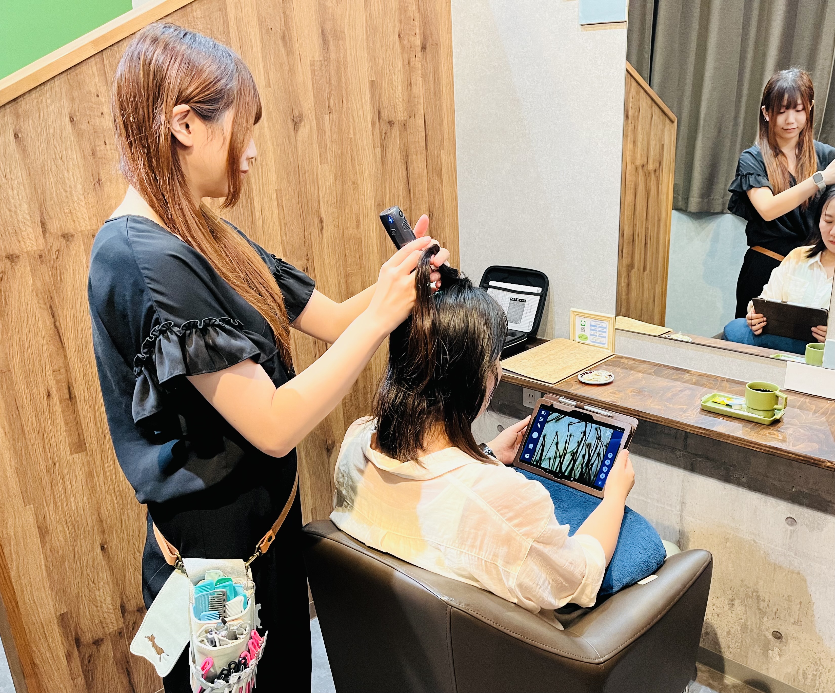 スタイリストがマイクロスコープで頭皮診断 - 気持ち良いだけで終わらない改善を目指すヘッドスパ