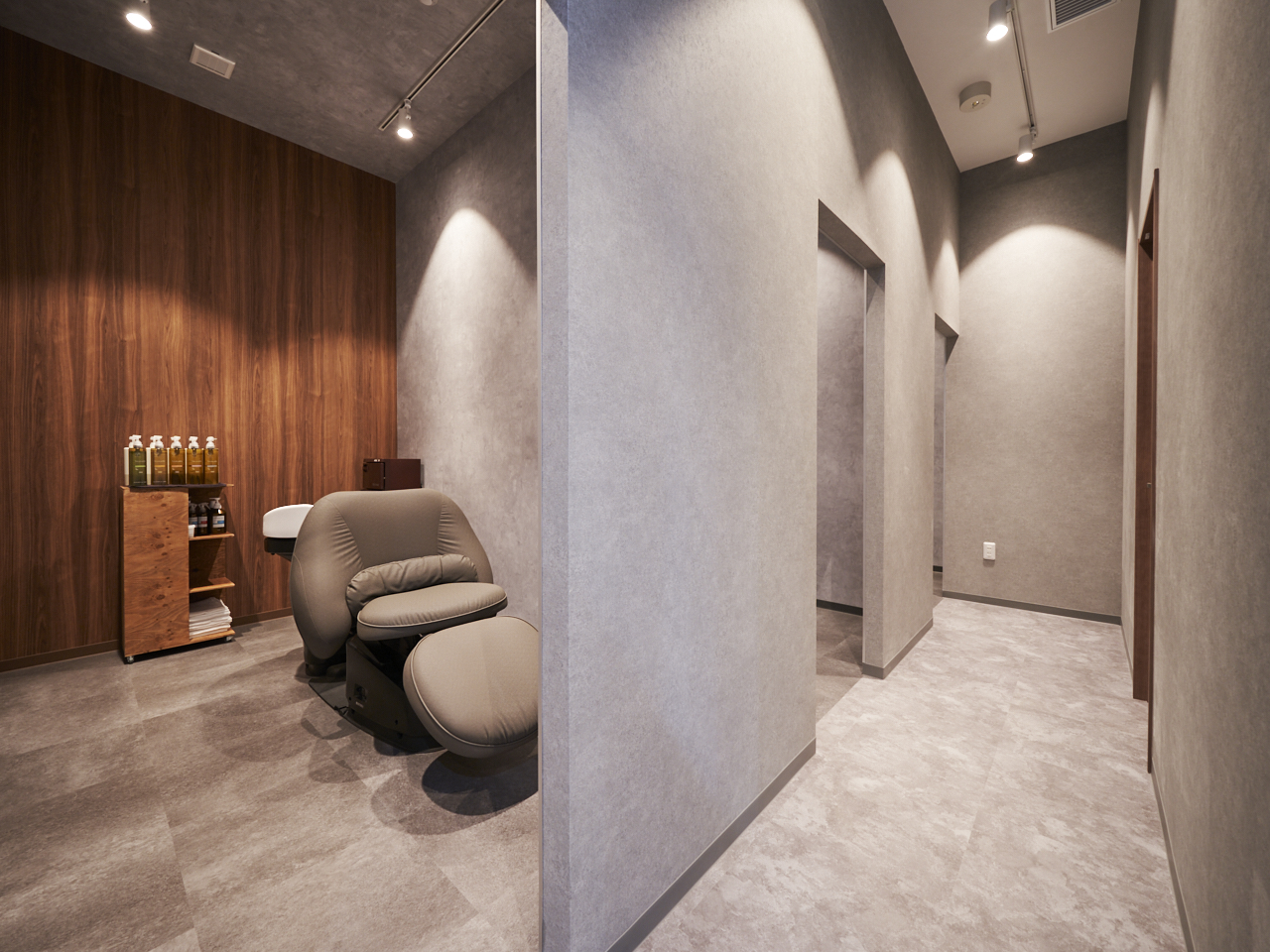 清潔感のある半個室のシャンプー・スパブース